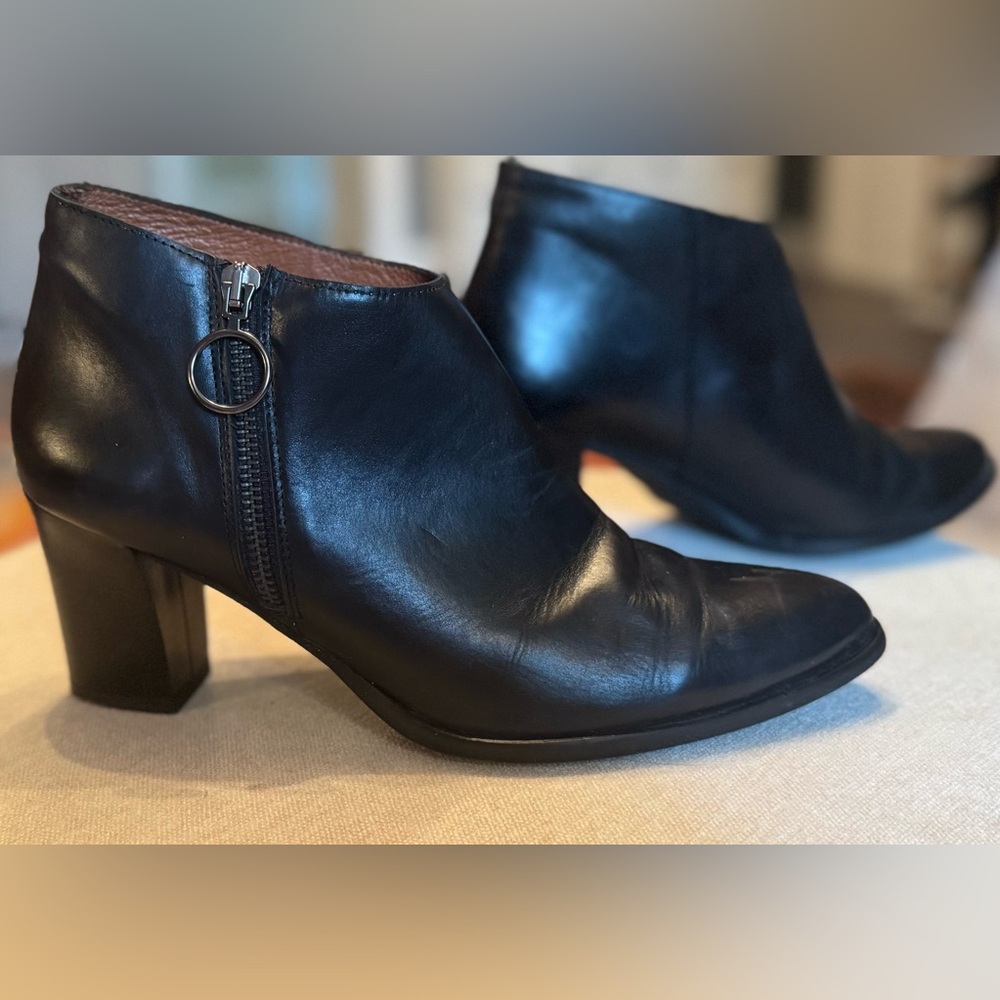 Marroqui Sanchez Sleek Black Leather Ankle Booties